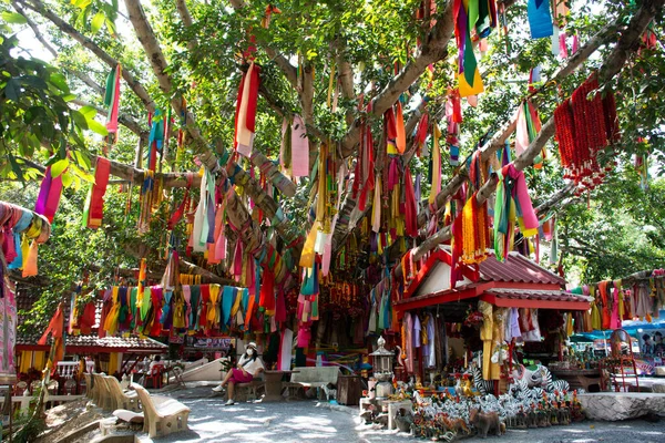 于2022年11月3日在泰国的素汉白里 泰国人旅游游览的古老的小神龛 崇敬敬神的天使 并将彩织物祭品绑在神圣的树上 以获得神秘的祝福 — 图库照片