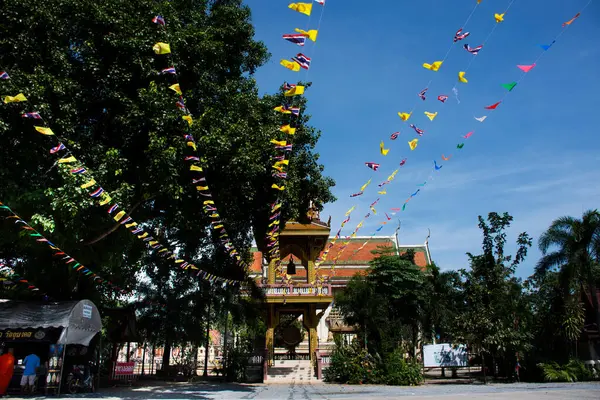 タイの人々のためのワット タップ クラダン寺院の古代の建物のアンティークのブーストタイの人々のための訪問と尊敬の祈りの祝福神秘的な聖なる仏は タイのスーパン ブリで11月の3 2022にソン ピオンで — ストック写真