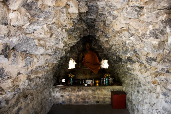 タイの旅行者のためのワット タップ クラダン寺院の石窟の中の古代の仏像タイの人々のための旅行の訪問と尊敬の祈りの祝福神秘的な聖地タイのスパンブリーのソン ノン市 — ストック写真