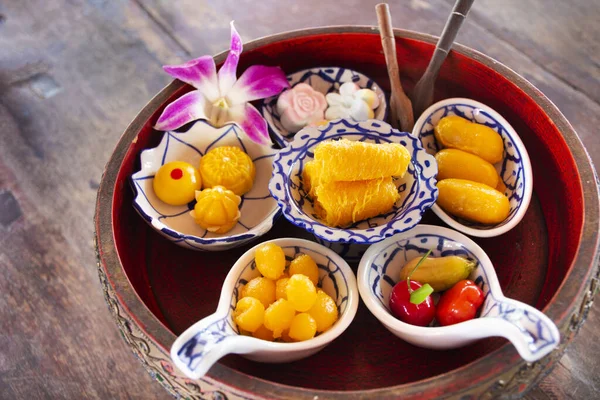 Antika dokuz uğurlu Thai tatlıları ve birçok yerel tatlı yiyecekler Tayland 'da Bangkok, Tayland' daki kafe ve restoranda çay saati içen müşteriler için Tayland nostaljik nostalji tarzı.