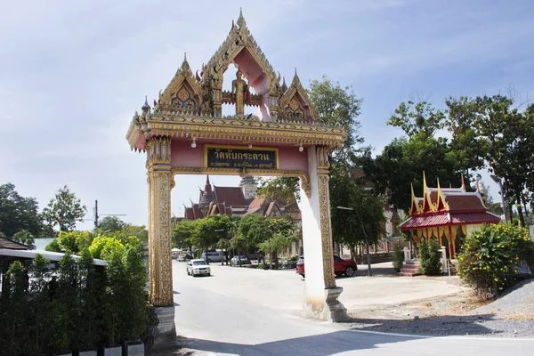 2022年11月3日 泰国人和外国游客参观了位于泰国Suphan Buri的宋佩农的Wat Thap Kradan寺庙 并尊重其祈祷的神圣的神秘崇拜 — 图库照片