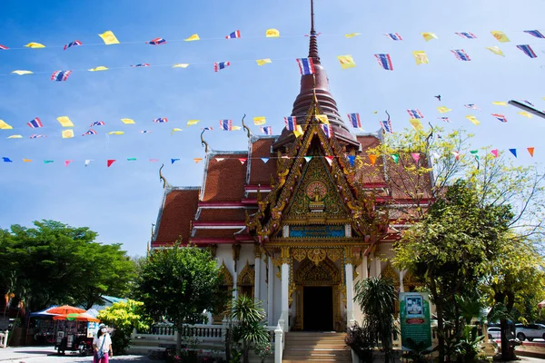 タイの人々のためのワット タップ クラダン寺院の古代の建物のアンティークのブーストタイの人々のための訪問と尊敬の祈りの祝福神秘的な聖なる仏は タイのスーパン ブリで11月の3 2022にソン ピオンで — ストック写真