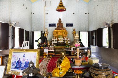 Taylandlı insanlar için antik Wat Nongmee tapınağındaki güzel Buda... 5 Kasım 2022 'de Ratchaburi Tayland' da, Suan Phueng şehrindeki kutsal dualara saygılarını sunarak seyahat ederler.