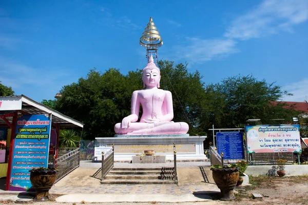 タイの旅行者のためのワット ミ寺院のアンティークの古いブースで美しい古代の仏像11月の5 2022 Ratchaburiタイのスアンフォン市で神聖な祝福を祈る尊敬を訪問 — ストック写真