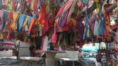 Taylandlı gezginler için antik küçük bir tapınak 3 Kasım 2022 'de Suphan Buri, Tayland' da kutsanmış kutsal ağaç için dua eden tanrısal meleğe ve renk kumaşına adaklara ziyaret edin.