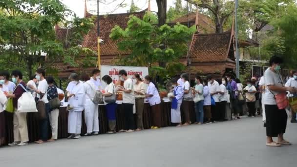 Thailändare Och Utövare Observerar Religiös Eller Praktiserande Dharma Traditionen Förtjänar — Stockvideo