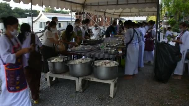 2022年11月12日 タイ北部のワット サンクハタンで タイの人々と実践者は伝統的なメリットの儀式の祈りと食事の提供または施しに参加します — ストック動画