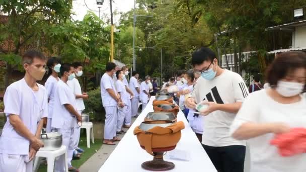 2022年11月12日 タイのノンタブリ タイにあるワット サンクハタン寺院では タイの人々と実践者が伝統的な善行の儀式と食事の提供に参加しています — ストック動画