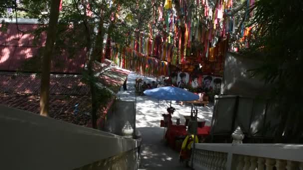 于2022年11月3日在泰国的素汉白里 泰国人旅游游览的古老的小神龛 崇敬敬神的天使 并将彩织物祭品绑在神圣的树上 以获得神秘的祝福 — 图库视频影像