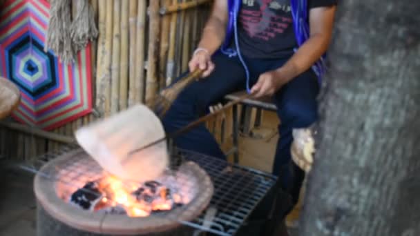 タイのカレン民族伝統的な郷土料理のスナック部族を調理し 旅行者の訪問を販売し ラチャブリタイのスアンフオン市でオ ポイ地方の市場バザーで飲料品を食べる — ストック動画