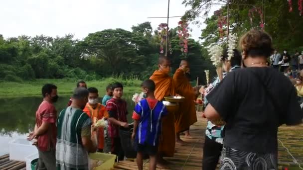 Tailandês Viajantes Estrangeiros Viagem Visita Juntar Tradição Mérito Ritual Orações — Vídeo de Stock