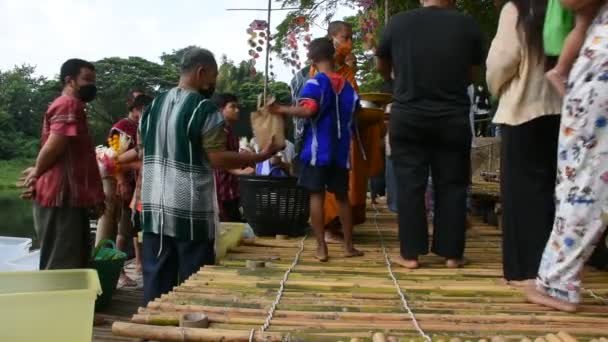 Peuple Thaïlandais Voyageurs Étrangers Visite Rejoindre Tradition Mérite Rituel Prière — Video