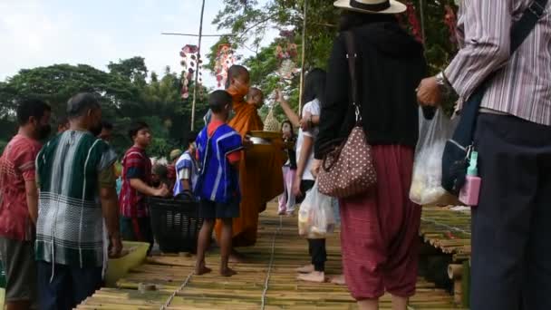 タイ人外国人旅行者は 2022年11月5日にタイのラチャブリ市のスアンフォン市で伝統的なメリットの儀式の祈りと提供を訪問し 参加します — ストック動画