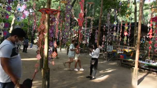 Тайцы Иностранные Путешественники Путешествуют Посетить Хорошем Месте Висит Вязание Пои — стоковое видео