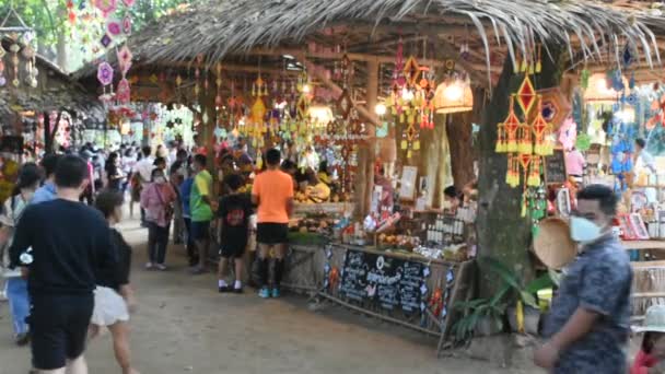 Thailändare Och Utländska Resenärer Resa Besök Äta Dryck Och Handla — Stockvideo
