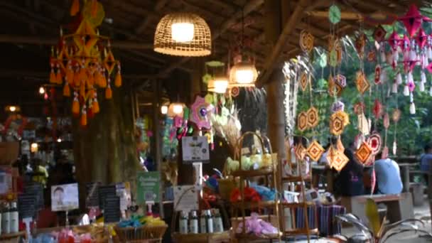 Tajlandczycy Zagraniczni Podróżnicy Odwiedzają Miasto Jedząc Napoje Kupując Towary Lokalnym — Wideo stockowe