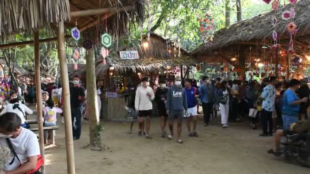 Tajlandczycy Zagraniczni Podróżnicy Odwiedzają Miasto Jedząc Napoje Kupując Towary Lokalnym — Wideo stockowe