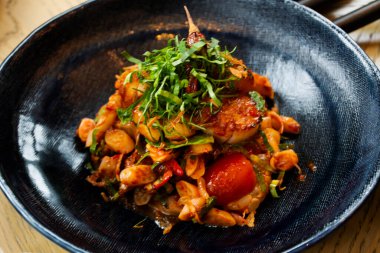 Geleneksel yerel mutfak Tayland eritme yiyeceği baharatlı kırmızı sos ve deniz ürünleri tabağında taze sebze salatası müşteriler için Bangkok, Tayland 'daki restoran kafeteryasında içki servisi