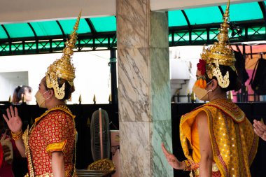 Taylandlı dansçı kadınlar 20 Kasım 2022 'de Bangkok, Tayland' da Tanrı San Thao Maha Phrom ya da Lord Maha Brahma 'ya Pathum Wan Tapınağı' nda bir adak adadı.