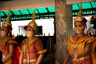 Taylandlı dansçı kadınlar 20 Kasım 2022 'de Bangkok, Tayland' da Tanrı San Thao Maha Phrom ya da Lord Maha Brahma 'ya Pathum Wan Tapınağı' nda bir adak adadı.