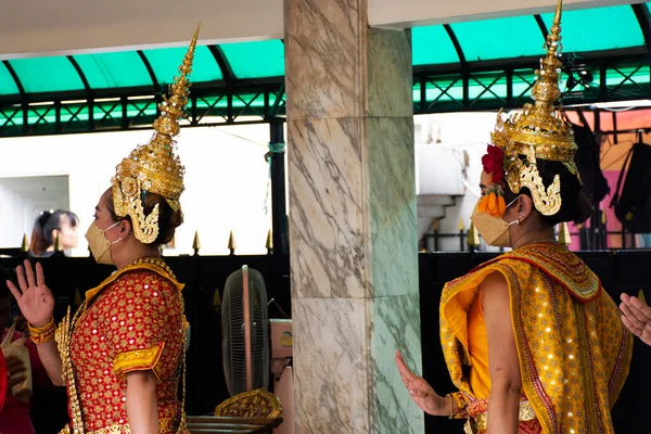 Thailändische Tänzerinnen Die Tanzen Beten Respekt Und Bringen Ein Votivopfer — Stockfoto