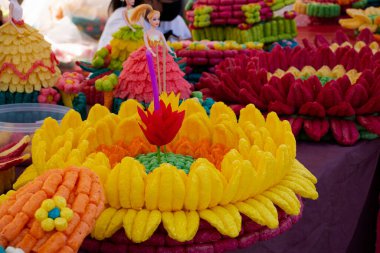 Renkli sanat eseri Krathong veya yüzen fener sepetleri Tayland 'da Wat Sai Yai' de düzenlenen Loy Krathong festivalindeki su tanrıçasının affı için nehirde yüzüyor.