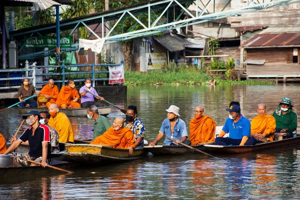 Pueblo Tailandés Viajero Extranjero Visita Une Ritual Mérito Tradición Ofrece —  Fotos de Stock