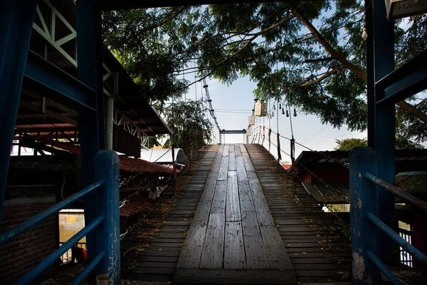 Suspensão Ponte Madeira Para Pessoas Tailandesas Viajantes Estrangeiros Que Caminham — Fotografia de Stock