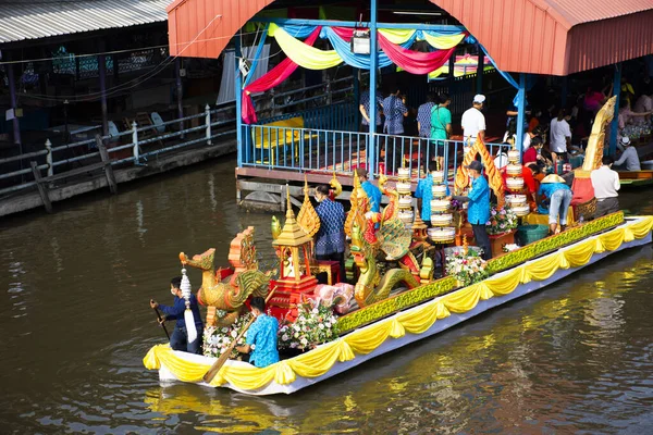 Thailänder Ausländische Reisende Besuchen Und Verbinden Tradition Verdienst Ritual Und — Stockfoto