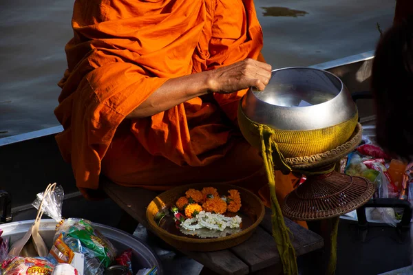 タイ人外国人旅行者は 2022年11月8日にタイのノンタブリ島でワットサイ ヤイ運河で僧侶行列を提供する伝統的なメリット儀式と祈りの提供を訪問し 参加します — ストック写真