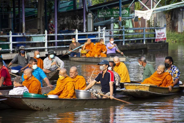 Pueblo Tailandés Viajero Extranjero Visita Une Ritual Mérito Tradición Ofrece —  Fotos de Stock