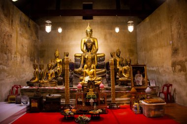 Antik Buda Tanrısı Taylandlı gezginler için melek heykeli 8 Kasım 2022 'de Nonthaburi Tayland' da bulunan Wat Prasat antik tapınak tapınağında kutsal bir gizemle dua ederek ziyaret et ve kutsa.