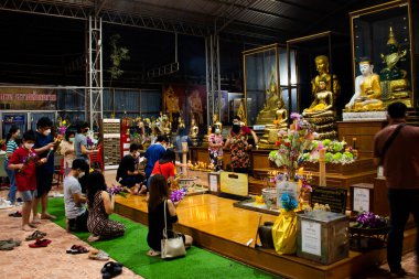 Antik Buda Tanrısı Taylandlı gezginler için melek heykeli 8 Kasım 2022 'de Nonthaburi Tayland' da bulunan Wat Prasat antik tapınak tapınağında kutsal bir gizemle dua ederek ziyaret et ve kutsa.