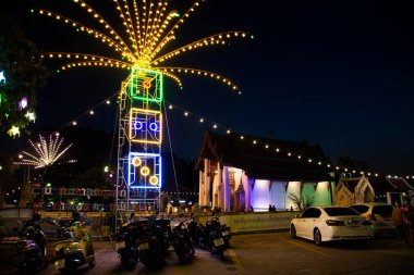 Tayland, Nonthaburi 'de 8 Kasım 2022' de Wat Prasat tapınağında düzenlenen Loy Krathong festivalinde seyahat eden insanları aydınlatan renkli lambalar ziyaret eder ve Buda 'ya dua eder.