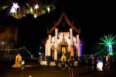 Tayland 'ın başkenti Nonthaburi' de 8 Kasım 2022 tarihinde antik harabe ya da antik ubosot kilise binası Tayland halkı için ziyaret ve dua dualarına saygı duaları.