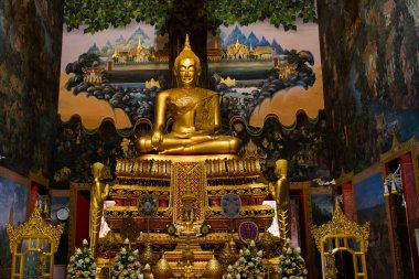 Luang Por Wat Rai Khing Buda heykelleri Tayland 'ın Nakhon Pathom kentindeki Sam Phran tapınağında kutsal Wat Rai Khing ya da Raikhing tapınağı için dua eden gezginler için ziyaret edin.