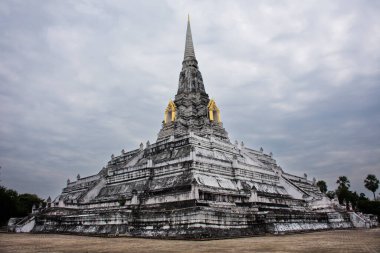 Antik beyaz stupa Phukhao Tanga antik harabeleri Tayland 'a seyahat eden insanlar için Chedi' yi ziyaret edin kutsal Buda emanetlerine saygı gösterin Phra Nakhon Si Ayutthaya Tayland 'daki Phra Phu Khao Thong tapınağında dua edin.