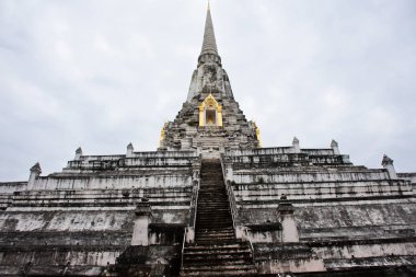 Antik beyaz stupa Phukhao Tanga antik harabeleri Tayland 'a seyahat eden insanlar için Chedi' yi ziyaret edin kutsal Buda emanetlerine saygı gösterin Phra Nakhon Si Ayutthaya Tayland 'daki Phra Phu Khao Thong tapınağında dua edin.
