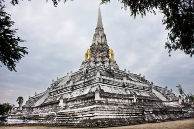 Antik beyaz stupa Phukhao Tanga antik harabeleri Tayland 'a seyahat eden insanlar için Chedi' yi ziyaret edin kutsal Buda emanetlerine saygı gösterin Phra Nakhon Si Ayutthaya Tayland 'daki Phra Phu Khao Thong tapınağında dua edin.
