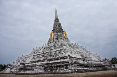 Antik beyaz stupa Phukhao Tanga antik harabeleri Tayland 'a seyahat eden insanlar için Chedi' yi ziyaret edin kutsal Buda emanetlerine saygı gösterin Phra Nakhon Si Ayutthaya Tayland 'daki Phra Phu Khao Thong tapınağında dua edin.