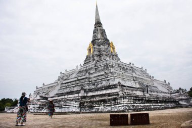 Antik beyaz stupa Phukhao Tanga antik harabeleri Tayland 'a seyahat eden insanlar için Chedi' yi ziyaret edin kutsal Buda emanetlerine saygı gösterin Phra Nakhon Si Ayutthaya Tayland 'daki Phra Phu Khao Thong tapınağında dua edin.