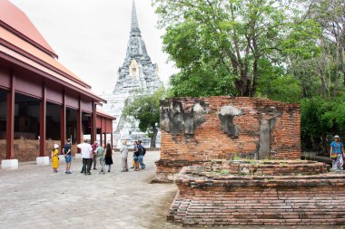 Tayland yerel rehber servisi, 6 Kasım 2022 'de Ayutthaya, Tayland' da Wat Phu Khao Thong tapınağına seyahat eden yabancı gezginler için arkeolojik alandaki antik bina ve antika kalıntıları hakkında bilgi verdi.
