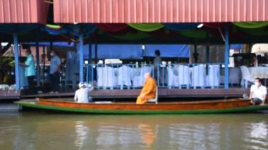 Taylandlı gezginler, 8 Kasım 2022 'de Nonthaburi Tayland' da Wat Sai Yai kanalında Keşiş alayı için yapılan törenlere katılıp dua ediyorlar.