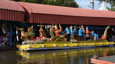 Taylandlı gezginler, 8 Kasım 2022 'de Nonthaburi Tayland' da Wat Sai Yai kanalında Keşiş alayı için yapılan törenlere katılıp dua ediyorlar.