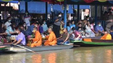 Taylandlı gezginler, 8 Kasım 2022 'de Nonthaburi Tayland' da Wat Sai Yai kanalında Keşiş alayı için yapılan törenlere katılıp dua ediyorlar.