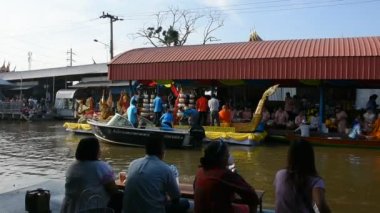 Taylandlı gezginler, 8 Kasım 2022 'de Nonthaburi Tayland' da Wat Sai Yai kanalında Keşiş alayı için yapılan törenlere katılıp dua ediyorlar.