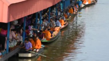 Taylandlı gezginler, 8 Kasım 2022 'de Nonthaburi Tayland' da Wat Sai Yai kanalında Keşiş alayı için yapılan törenlere katılıp dua ediyorlar.