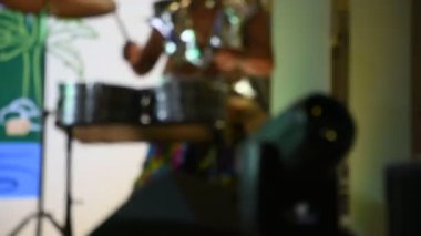 Bangkok, Tayland 'daki fuar salonunda sahne alan gösteri konuğu için müzik grubu ve Tayland' lı aktör veya müzisyen klasik enstrüman bateri seti ve dans renk tonuyla tempo tutuyorlar.
