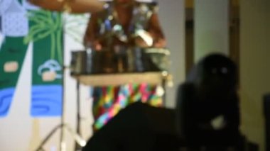 Bangkok, Tayland 'daki fuar salonunda sahne alan gösteri konuğu için müzik grubu ve Tayland' lı aktör veya müzisyen klasik enstrüman bateri seti ve dans renk tonuyla tempo tutuyorlar.