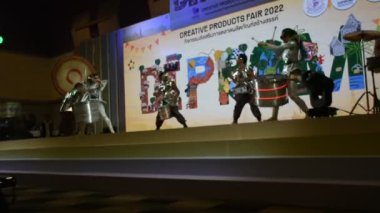 Müzik grubu ve Taylandlı kadın aktris ya da müzisyen klasik bateri setini çalıyor. 10 Kasım 2022 'de Bangkok, Tayland' da düzenlenen salon fuarında konuk konuk oyuncu olmak için dans ediyorlar.